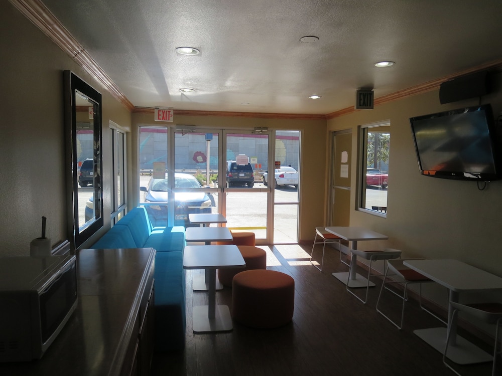 Howard Johnson by Wyndham Odessa TX - photo 4
