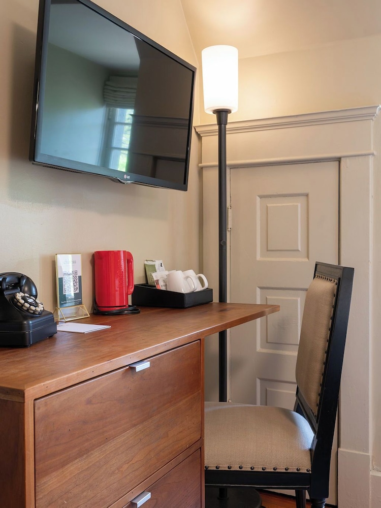 Oakhurst Inn at the University - photo 37
