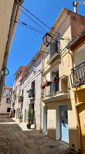 Quiet street in old Mèze terrace 250m to beach — hotel in Meze