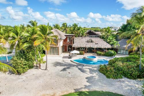 5BR Cap Cana Villa with Ocean & Golf Views Chef Maid Butler Pool Jacuzzi and Beach Club Access — 4-Star Luxury Hotel in Punta Cana, Dominican Republic