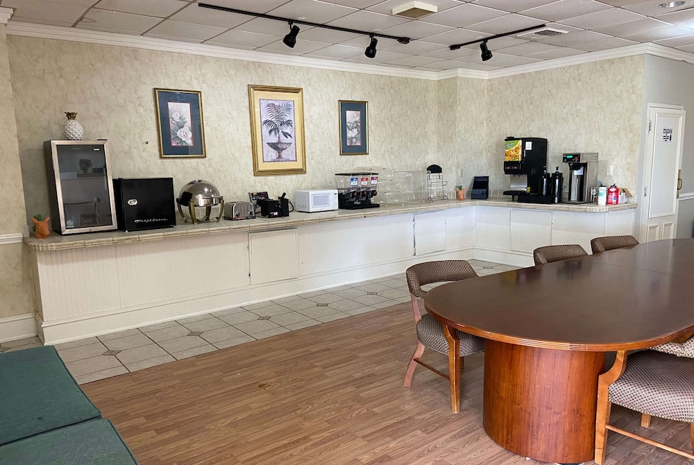 Days Inn by Wyndham Ozark - photo 16