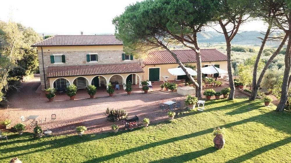 Agriturismo Le Querciole — 4-Star Luxury Hotel in Casciana Terme, Italy