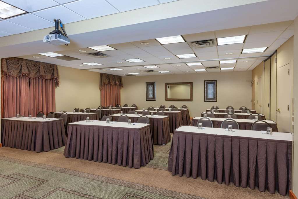 La Quinta Inn & Suites by Wyndham Garden City - photo 56