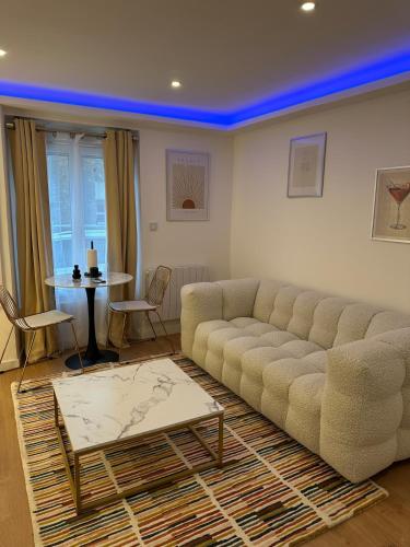 Raffinement Absolu in Saulx-Les-Chartreux, France