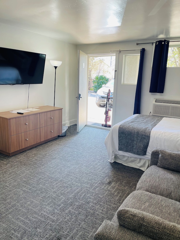 Blue Sage Inn & Suites - photo 23