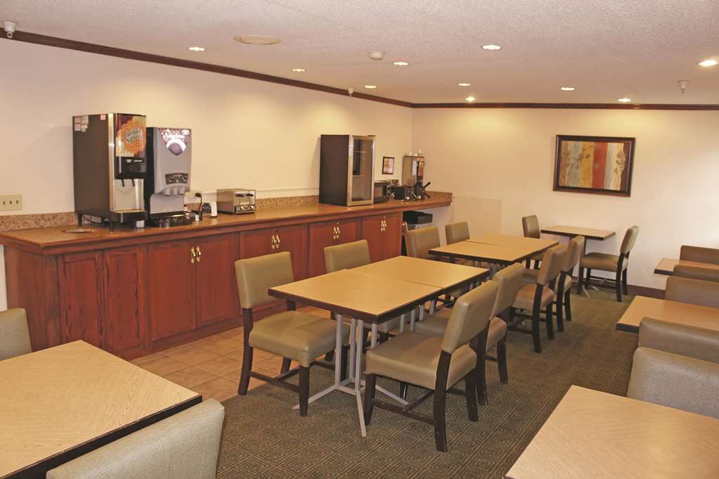 La Quinta Inn by Wyndham Omaha Southwest - photo 19
