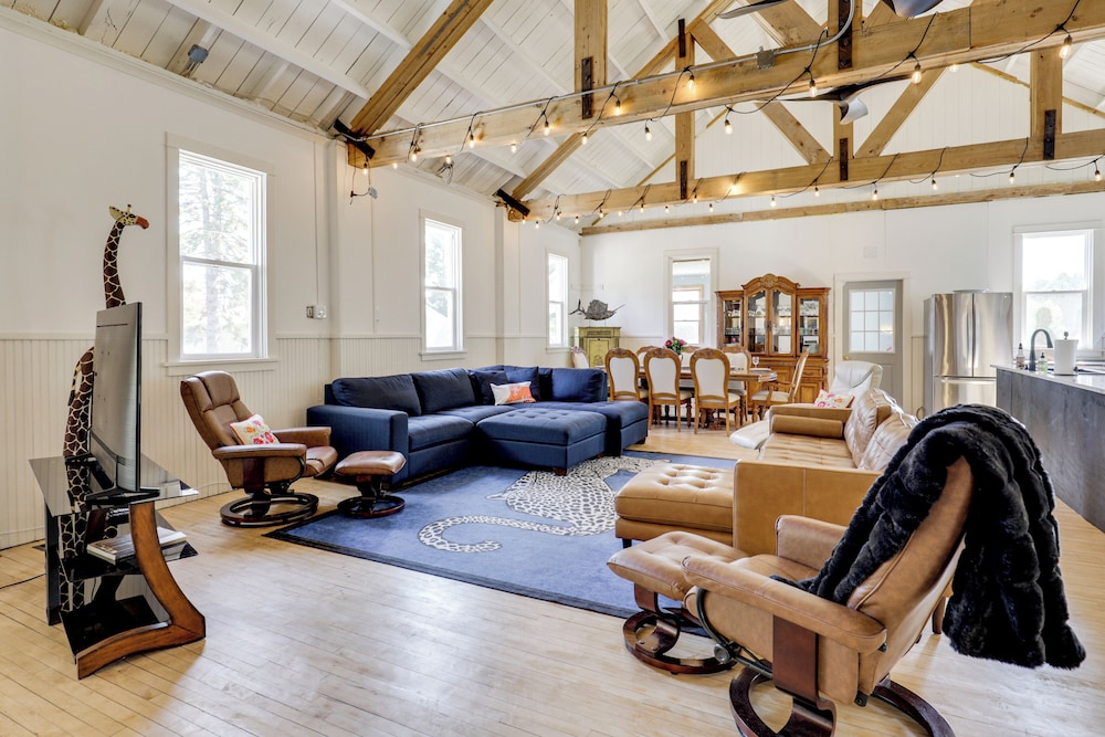 ‘the Townhall’ Northwoods Retreat w Large Patio in Conover, United States