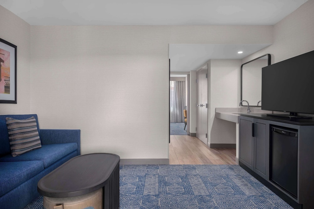 Embassy Suites by Hilton El Paso - photo 32