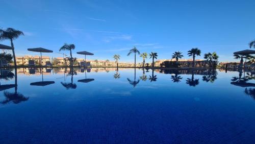 mini villa situee dans une residence Prestigia à Marrakech avec une vue sur la piscine et le golf une securite 24h sur 24 et une proximite ideale de l aeroport 5 minutes C est une offre parfaite pour des vacances — 4-Star Luxury Hotel in Marrakesh, Morocco