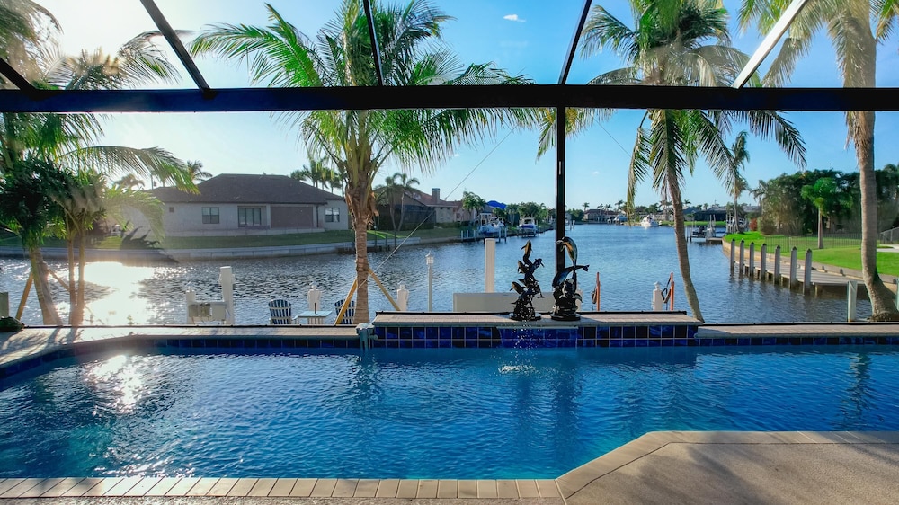 Luxury Long Waterview w Pool kayaks clubs bikes in Punta Gorda, United States