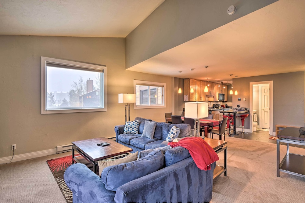 Walk to Chair Lift: Mtn view Breckenridge Condo — 4-Star Luxury Hotel in Breckenridge, United States