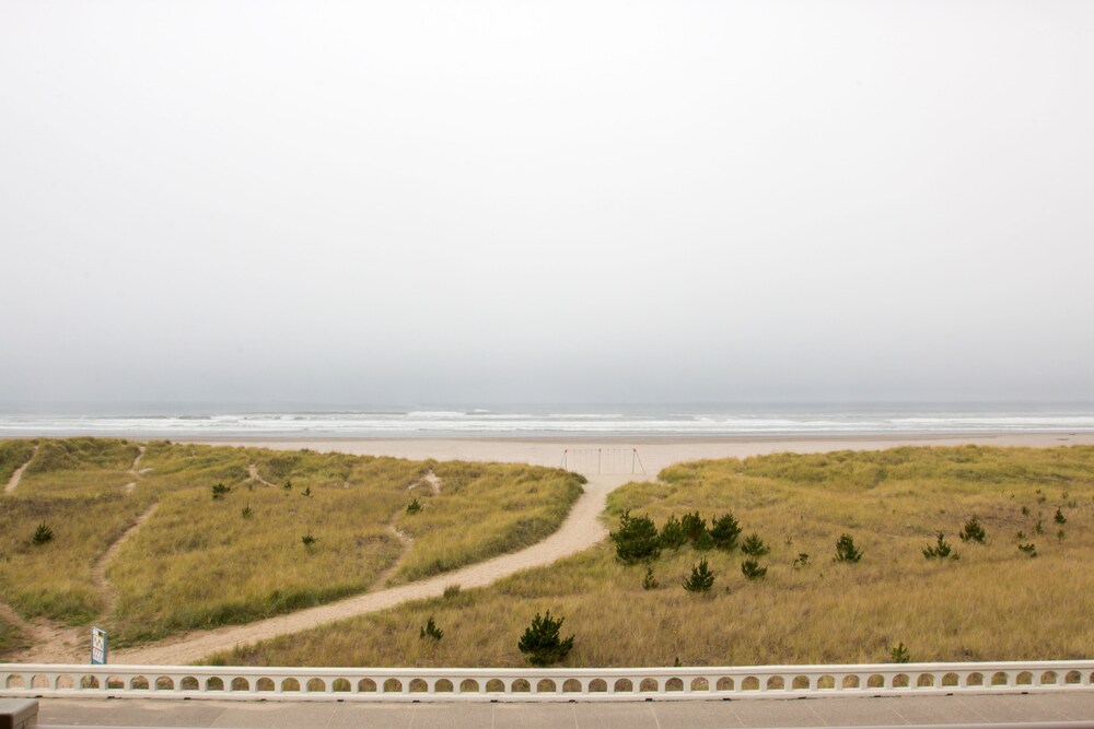 Hi Tide Oceanfront Inn - photo 54