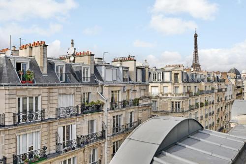 Champs de Mars Laos - last minute hotel in Paris