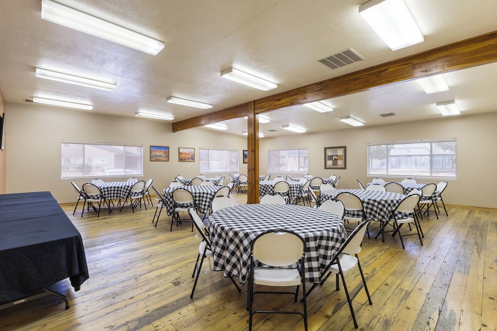 Broken Spur Inn & Steakhouse - photo 66