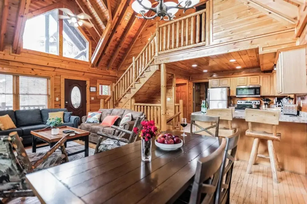 Summit View Way by AvantStay Resort Cabin w Hot Tub Pool Table Deck Views — 4-Star Luxury Hotel in Sevierville, United States