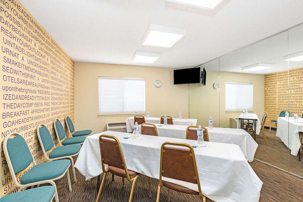 La Quinta Inn & Suites by Wyndham El Paso East - photo 26