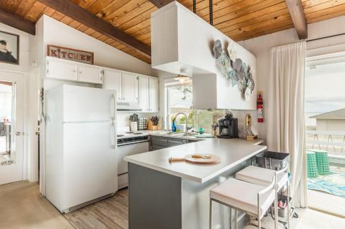 Totally Beachin Getaway by AvantStay Waterfront - photo 18