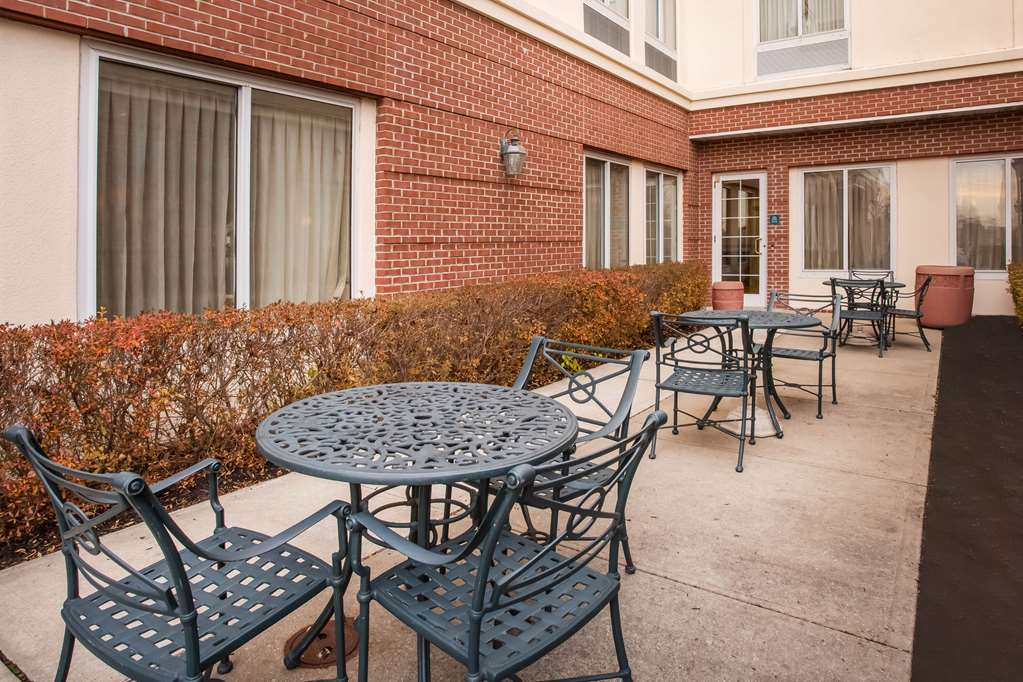 La Quinta Inn & Suites by Wyndham Islip MacArthur Airport - photo 31
