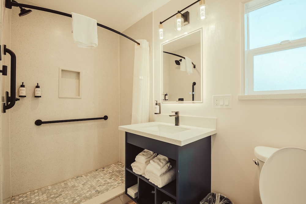 Blufftop Inn & Suites - photo 99