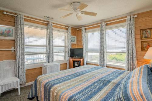 Beach Barracks by Oak Island Accommodations - photo 36