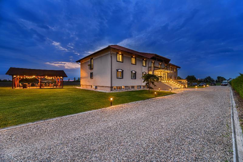 Stejarii Resort - carbon neutral hotel in Ineu