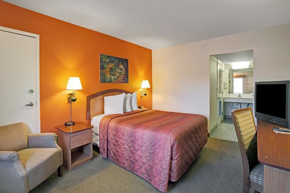 Days Inn by Wyndham Jacksonville South Memorial Hospital - photo 13