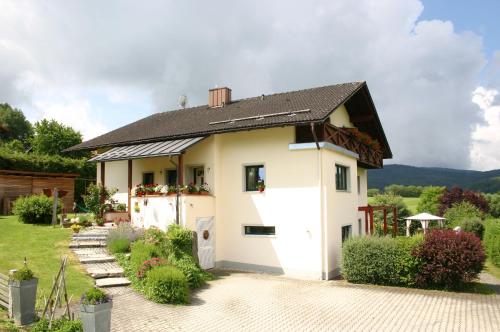 Pension Hoisl — 4-Star Luxury Hotel in Schonberg, Germany