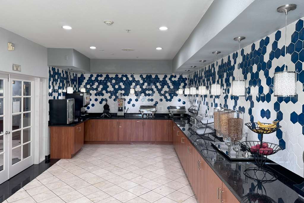 La Quinta Inn & Suites by Wyndham Tulare - photo 34