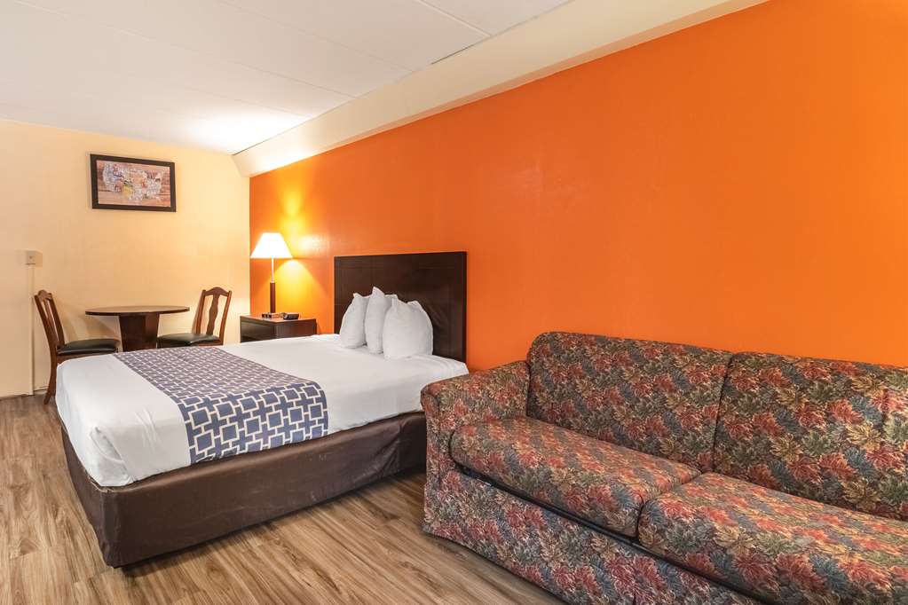 Econo Lodge Inn & Suites Windsor Locks Bradley Airport - photo 13