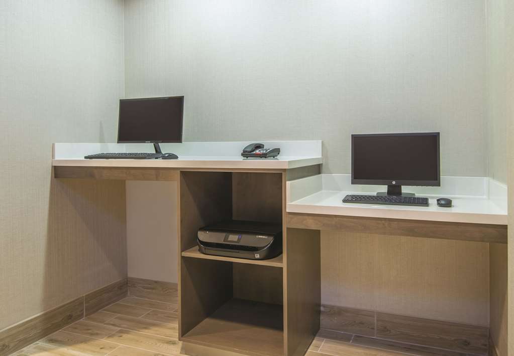La Quinta Inn & Suites by Wyndham Kingman - photo 45