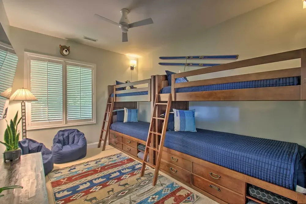 Grand Chalet with Hot Tub Near Wintergreen Resort — 4-Star Luxury Hotel in Nellysford, United States