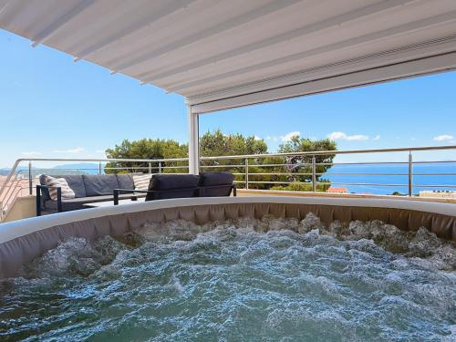 Penthouse Apartment Villa Danijela with Jacuzzi — 4-Star Luxury Hotel in Makarska, Croatia