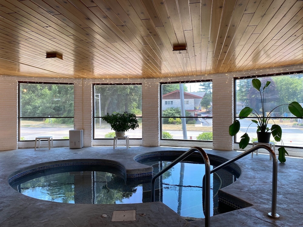 Amber's Inn & Suites - photo 34