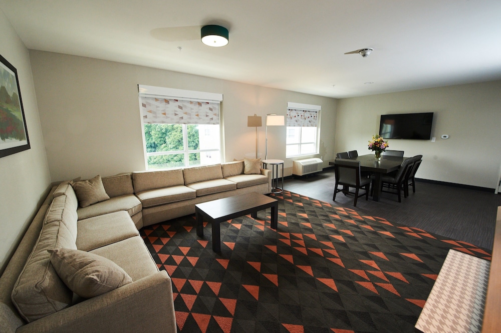 Holiday Inn and Suites Philadelphia W Drexel Hill - photo 4