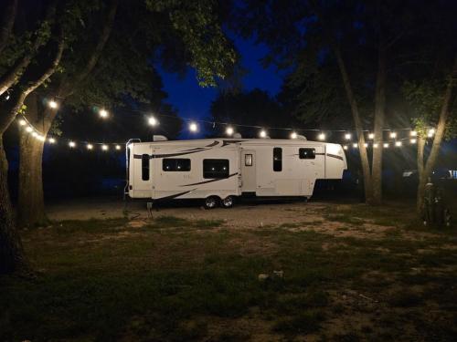 Lakefront w Fire Pit Lake Fun and Horse Feeding — hotel in Emory