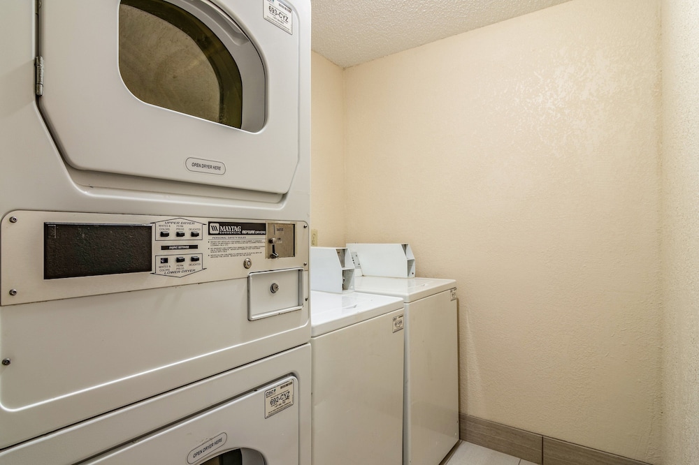 Red Roof Inn PLUS & Suites Atlanta Airport South - photo 20