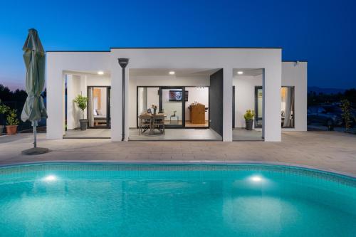 Akadia holiday kuća za odmor sa grijanim bazenom in Zadar, Croatia