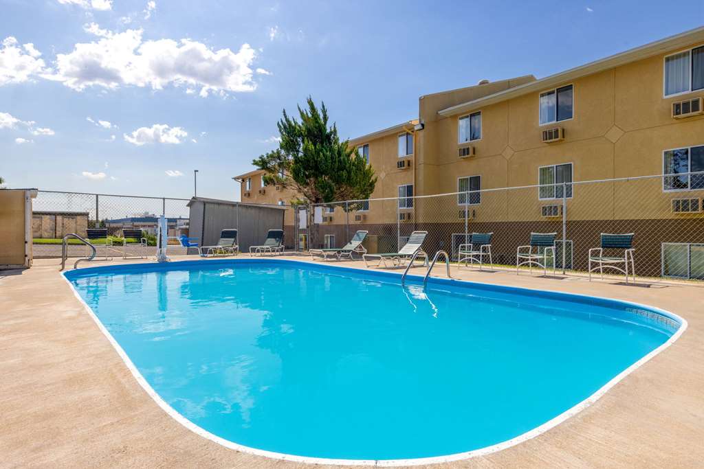 Super 8 by Wyndham Dodge City - photo 11