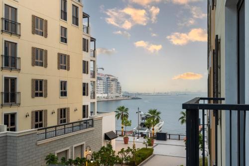 Stylish 1BR Apartment in La Mer Dubai with Balcony and Partial Marina Views — 4-Star Luxury Hotel in Dubai, United Arab Emirates