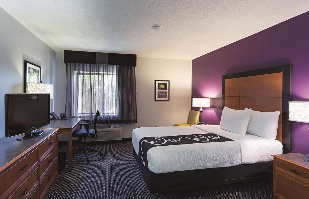 La Quinta Inn & Suites by Wyndham Baton Rouge Siegen Lane - photo 19