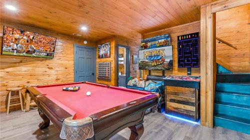Sasquatch Adventure Hot tub Fireplace & Arcade — 4-Star Luxury Hotel in Sevierville, United States