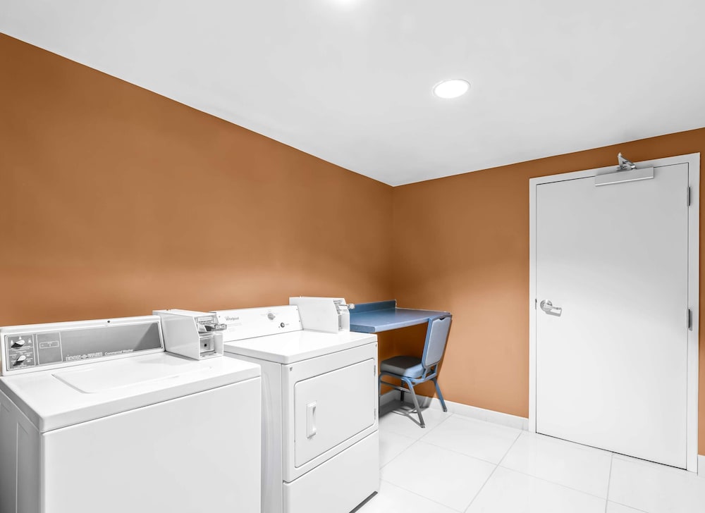 Hampton Inn & Suites Charlotte Airport - photo 35
