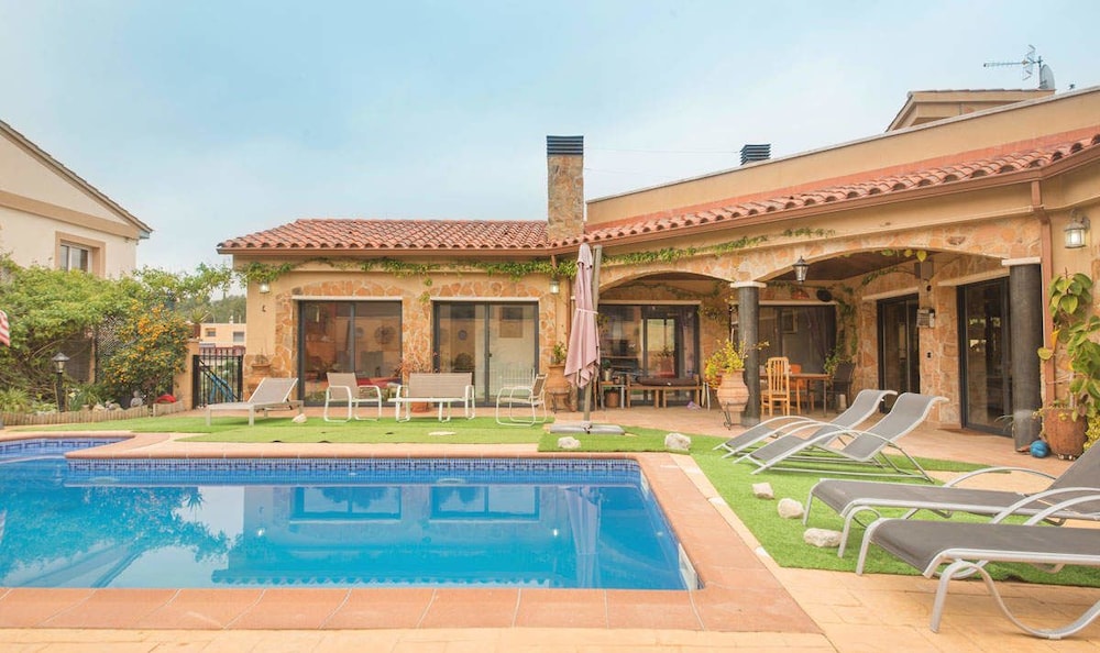 Villa Arrabal — 4-Star Luxury Hotel in Calafell, Spain