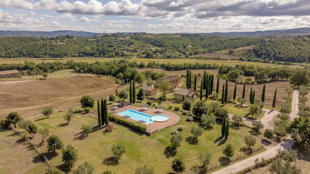 Poggiovalle Tenuta Italiana — 4-Star Luxury Hotel in Fabro, Italy