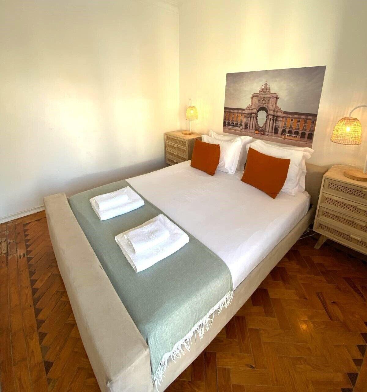 Sunny apartment with a balcony — 4-Star Luxury Hotel in Lisbon, Portugal