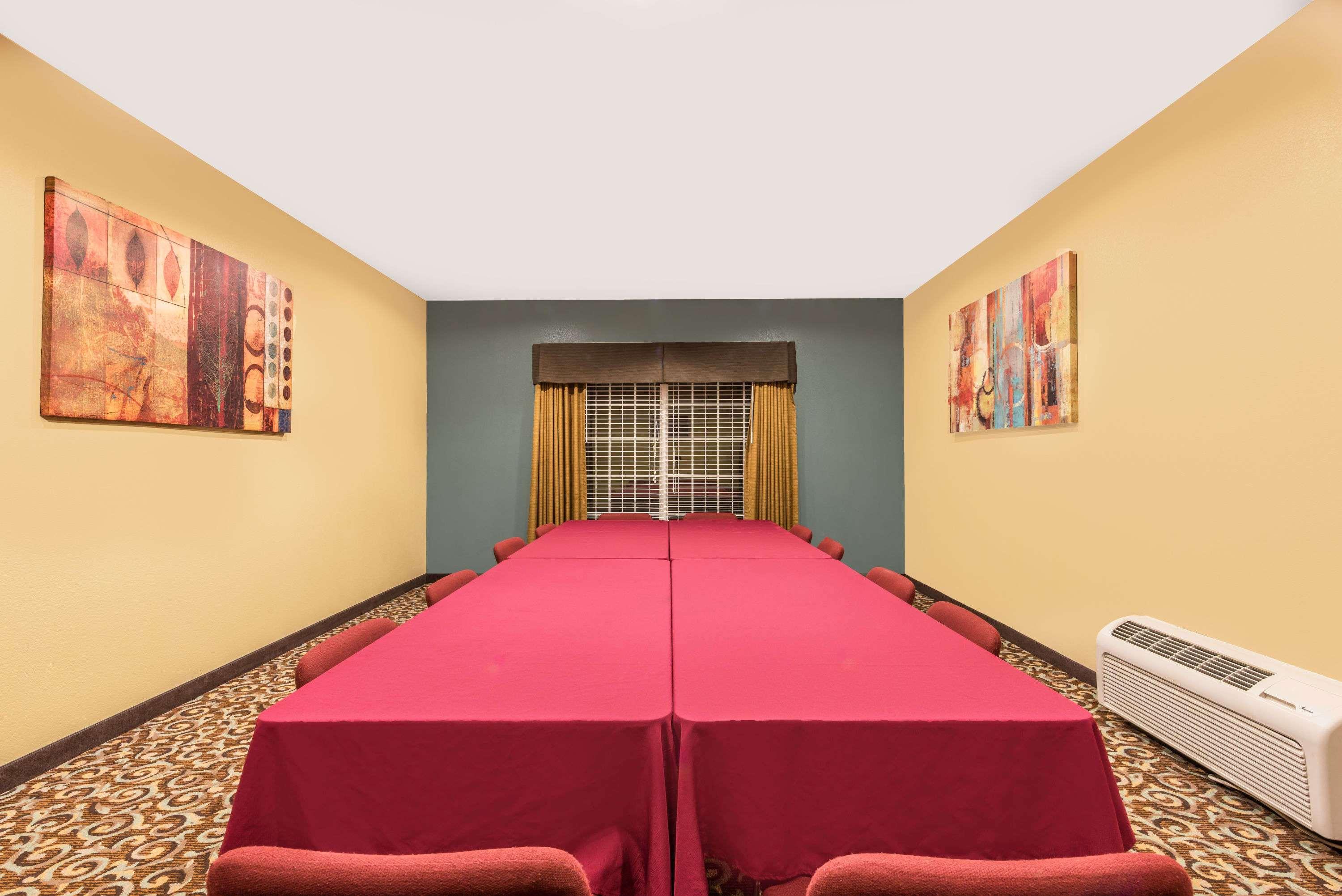 Days Inn by Wyndham Rockdale Texas - photo 3