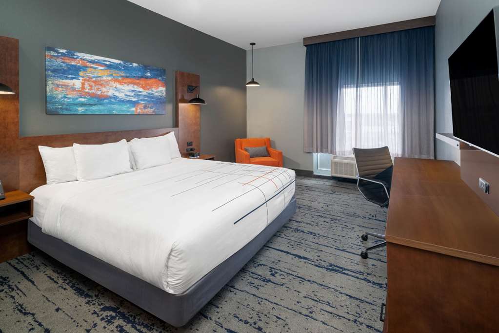 La Quinta Inn & Suites by Wyndham Louisville NE Old Henry Rd - photo 17