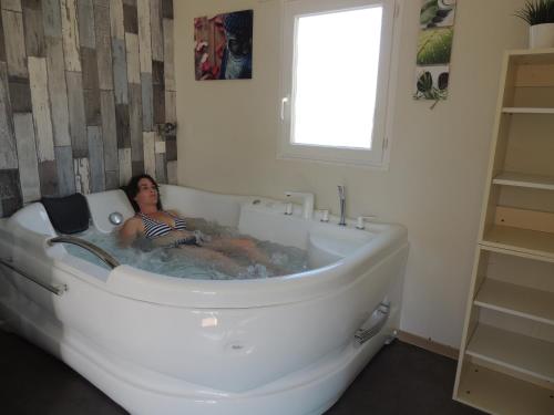 Camping L'Arada Parc — 4-Star Luxury Hotel in Sonzay, France