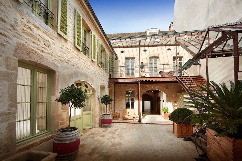 Le Clos Sainte Marguerite — 4-Star Luxury Hotel in Beaune, France