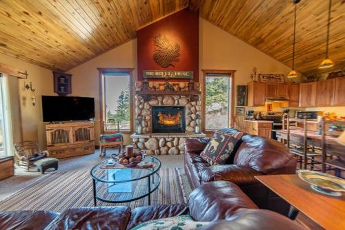 Relax and Unwind with Breathtaking Panoramic Views Red Hill House — 4-Star Luxury Hotel in Fairplay, United States